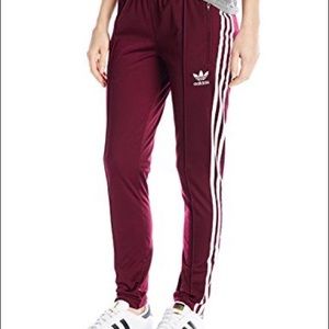 Women’s Trendy maroon adidas joggers!